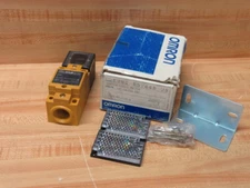 Omron E3N2-R5Y44B-US Photoelectric Switch E3N2R5Y44BUS