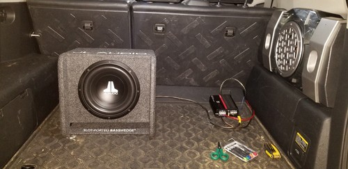 JL Audio CP110G W0 V3 - BassWedge Subwoofer 10" Con Cassetta Portata, 300W RMS - 4