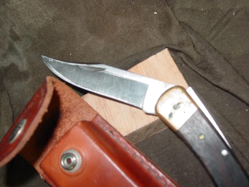Cuchillo Buck - Modelo 110 - Plegable con Estuche de Cuero Shrade - 1987 Foto 2 de 4