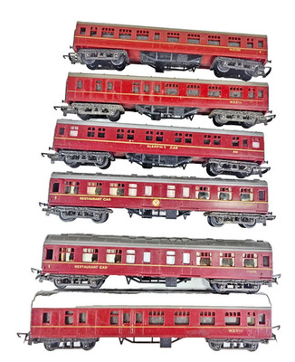 Gestell mit 6 Triang TT Reisebussen LMS Stanier Schlafwagen, Restaurant & Bremswagen in weinrot