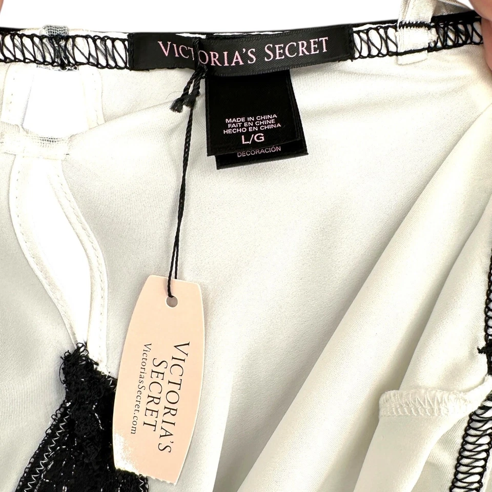 Camisola grande Victorias Secret blanca satinada negra con correas de espagueti lazo Foto 3 de 4