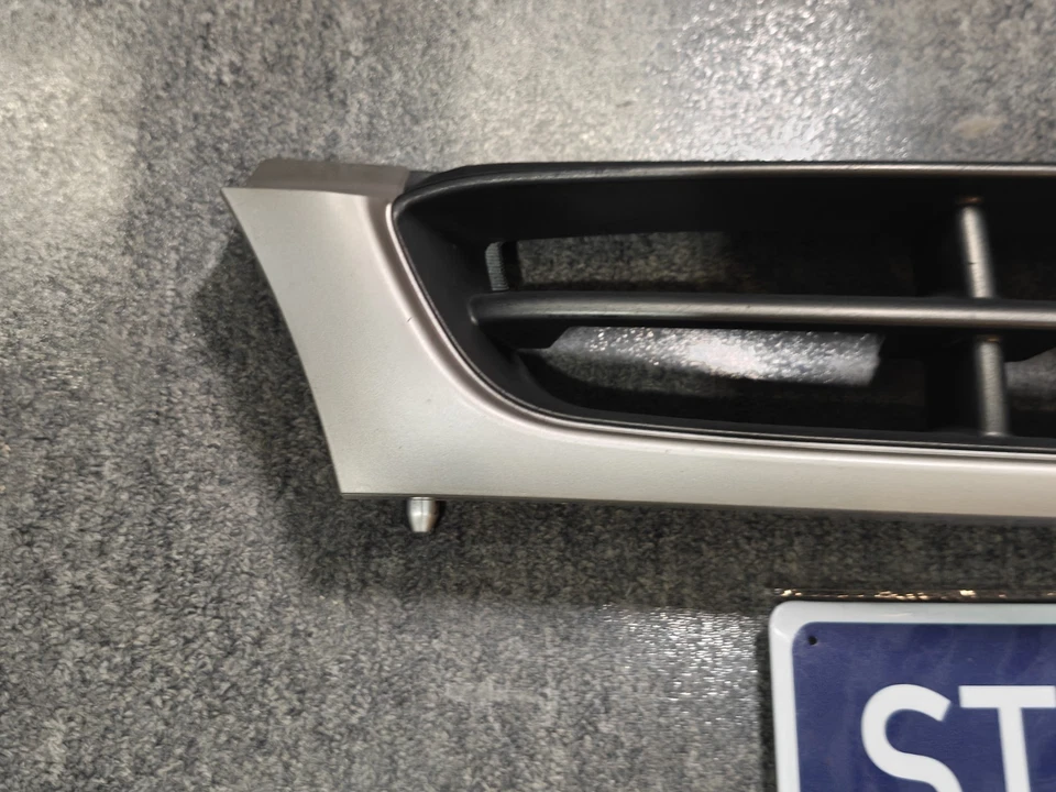 Subaru Impreza 1997-2001 parrilla emblema plateado Outback Sport *pestaña rota* Foto 2 de 4