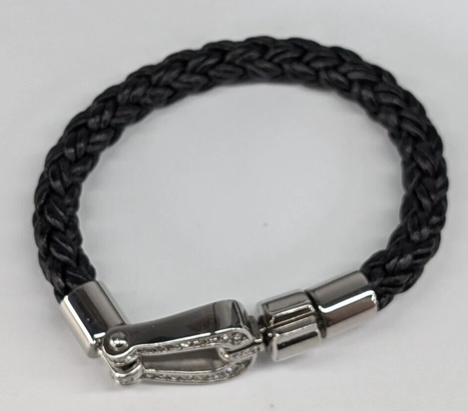 Brazalete de cuero trenzado con pedrería S. Oliver tono plata hebilla estilo broche Foto 4 de 4