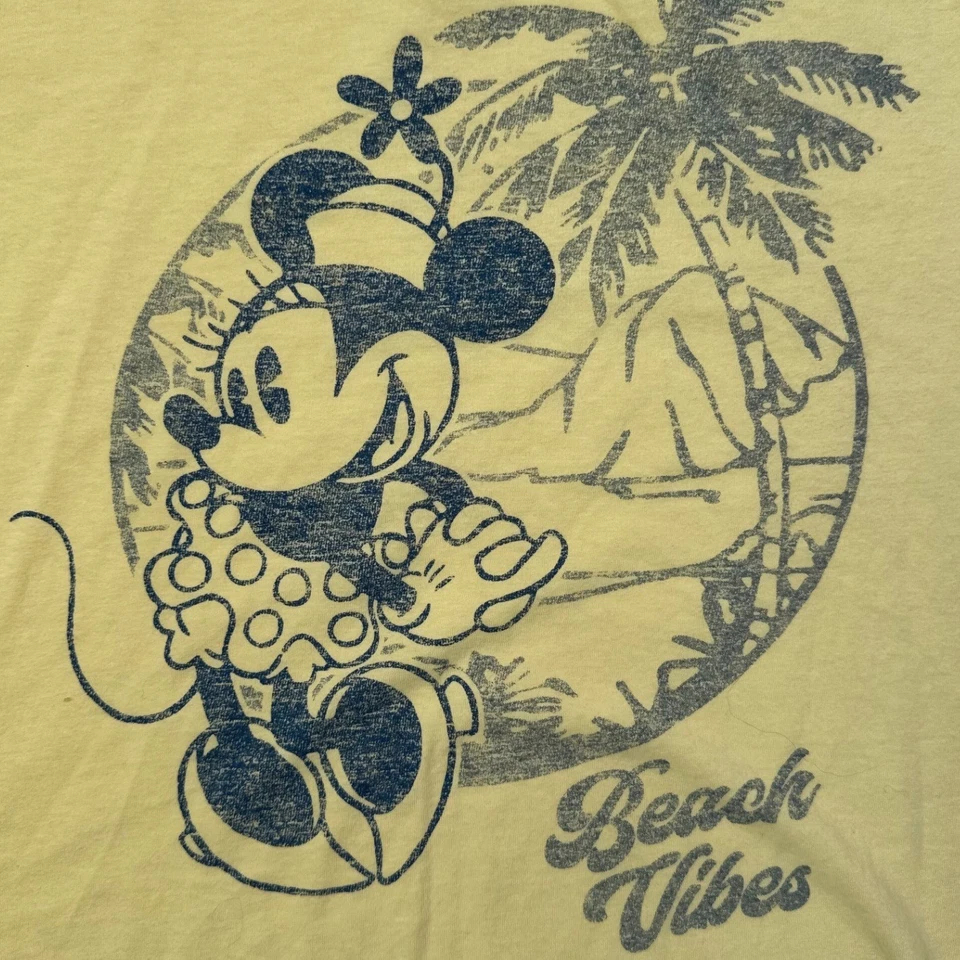 Camiseta Disney Minnie Mouse Beach Vibes amarilla gráfica grande para mujer Foto 3 de 4
