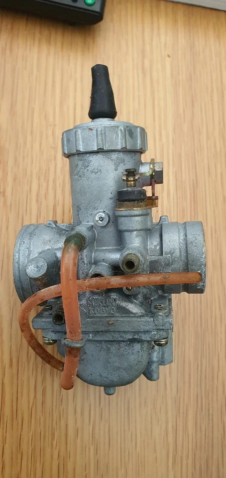 NOS MIKUNI SUZUKI GT250 X7 Carburetor (Left Hand Side With Choke)  - Image 4 of 4