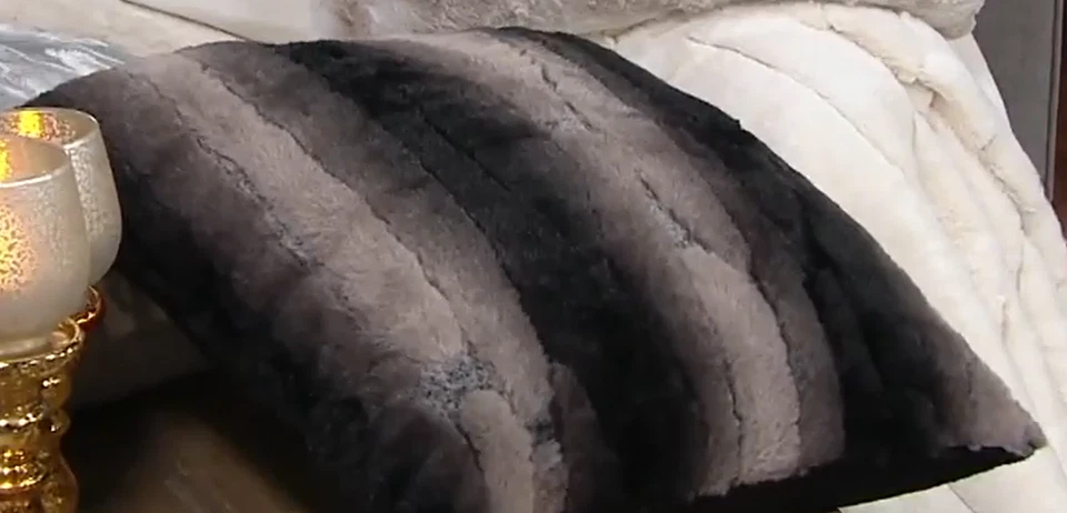 Juego de 2 almohadas de chinchilla de ónix de piel sintética Dennis Basso de 18" x 18" a rayas negras Foto 3 de 4