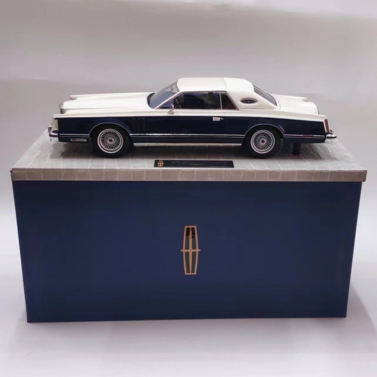 AMC resin model 1/18 Scale LINCOLN Continental Mark V 1979