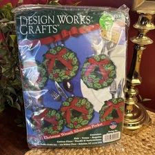 DESIGN WORKS Felt Kit - Holly Wreath SILVERWARE POCKET - Set of 6 - 4"x6" VTG