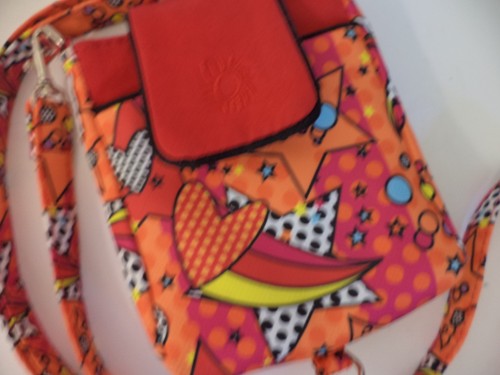 BOLSO BANDOLERA ID KEEPERS de BAGATELLES NARANJA BRILLANTE ROJO ABSTRACTO CORAZONES ESTRELLAS - Imagen 2 de 6