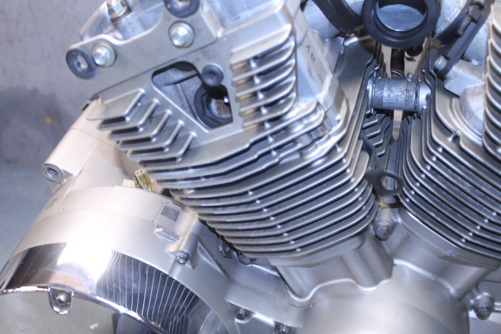 0409 HONDA VTX 1300 VTX1300 ENGINE MOTOR HEAD CYLINDER CRANK CASE