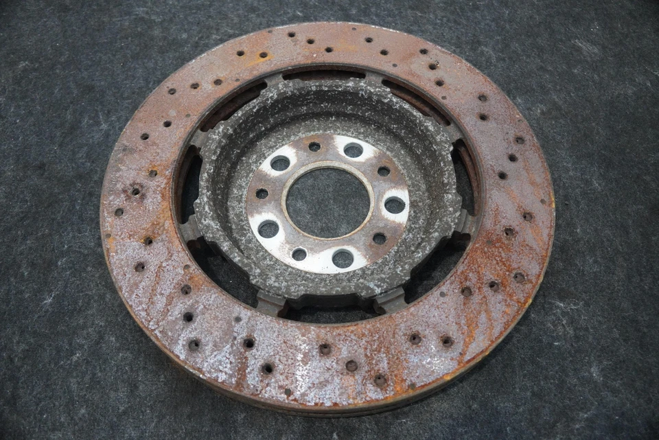 Rotor de freno de disco trasero izquierdo 2,9 L perforado Alfa Romeo Giulia Quadrifoglio 2017 Foto 4 de 4