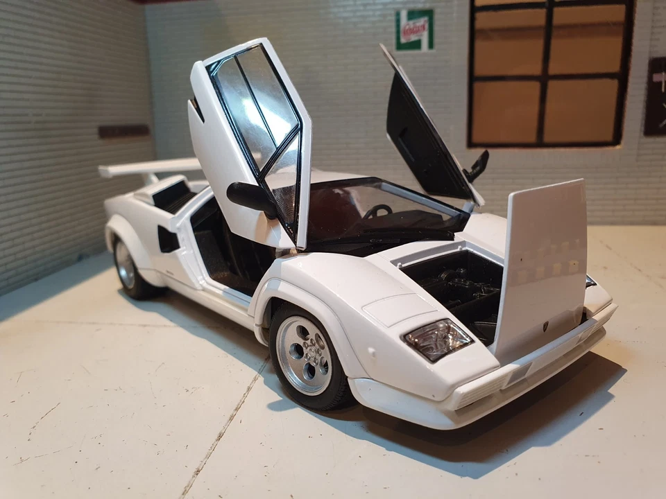 Lamborghini Countach LP5000 White Wolf of Wall St 1:24 Scale Diecast Model Car - Image 2 of 4