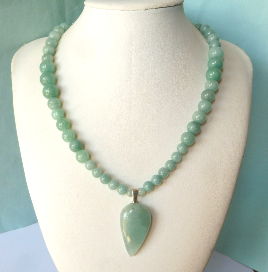 Collier en jade vert bleu de Birmanie 230 carats et argent massif pour femme