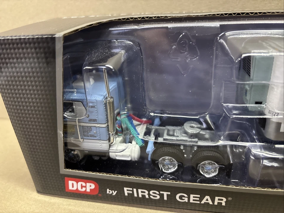 DCP PRIMERA MARCHA 1/64 bandera caída #45 transporte refrigerado Peterbilt 352 COE Foto 3 de 4