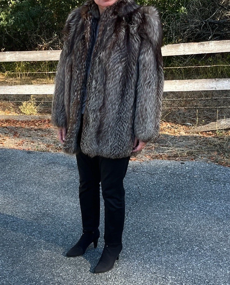 Abrigo de piel de zorro plateado para dama Foto 4 de 4