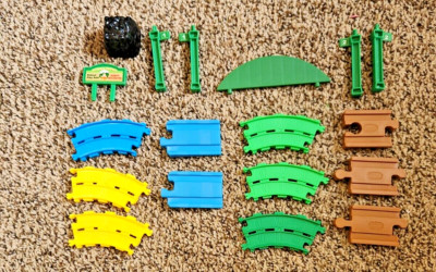 THOMAS & FRIENDS 18 PCS ACCESSORY LOT TRACKS SIGNS BARRIERS MISC. MATTEL