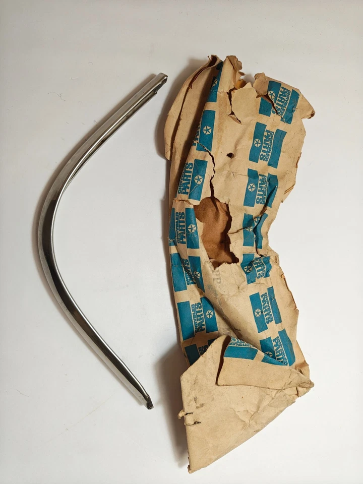 Cuarto de panel trasero derecho Plymouth 1963-1964 carrocería B moldura cromada 2448184 nuevo en stock Foto 3 de 4