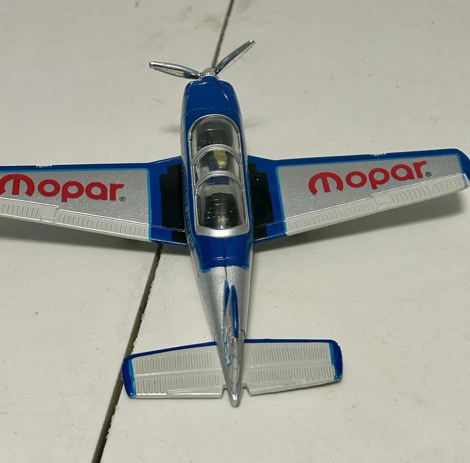 Arco Aprox 8" Envergadura A9601 - Julie Clark's Mopar Beechcraft T-34 Foto 3 de 4