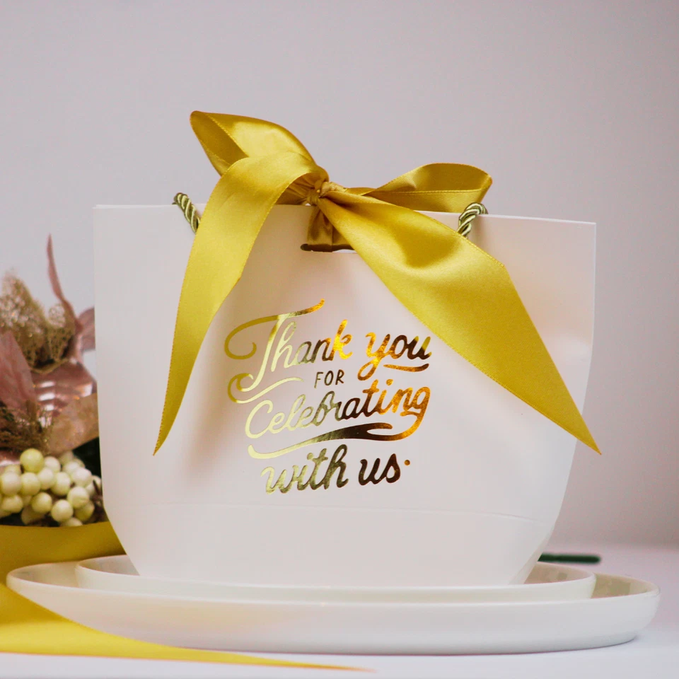 Bolsas para regalos de boda de lámina dorada: elegantes bolsas de regalo de agradecimiento Foto 4 de 4