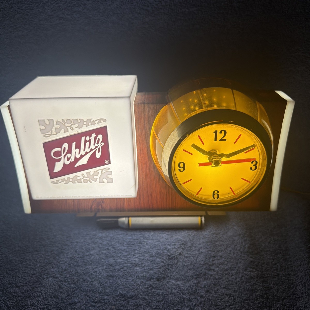 VINTAGE 1965 SCHLITZ BEER ROTATING MOTION BARREL LIGHT UP CLOCK VINTAGE 1965 SCHLITZ BEER ROTATING MOTION BARREL LIGHT UP CLOCK