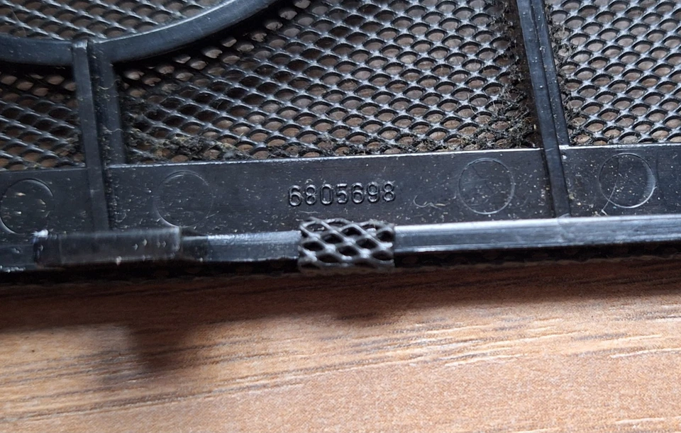 Volvo 850 Dashboard Speaker Cover Left 6805698 - Image 3 of 3