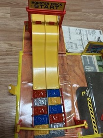 MICRO MACHINES  MONSTER TRUCK & RACING ARENA TUFF TRAX PLAYSET