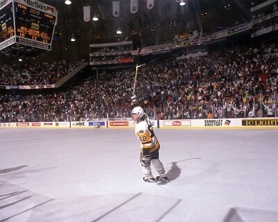 Jaromir Jagr Stick Salute Pittsburgh Penguins 8x10 Vintage NHL Hockey Photo