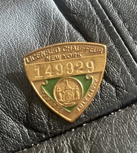 ANTIQUE PUBLIC HACK DRIVER LICENSE BADGE NEW YORK CITY 1922 CAB CHAUFFEUR BADGES - Picture 7 of 8