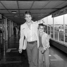 American Actor Ryan Oneal With His Actress Daughter Tatum At Heathrow 1974 PHOTO
