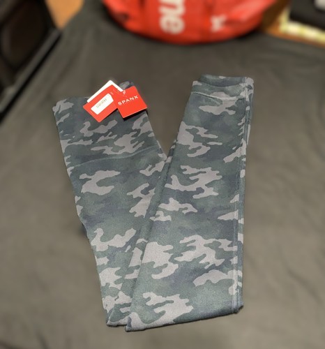 SPANX Seamless Look At Me Now Leggings Black Camo Size 1X NWT - Picture 2 of 4
