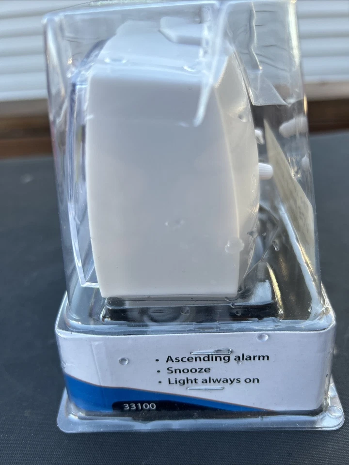 La Crosse Technology Equity Electric Quartz Alarm Clock 33100. Made In 2004 - Image 2 of 4