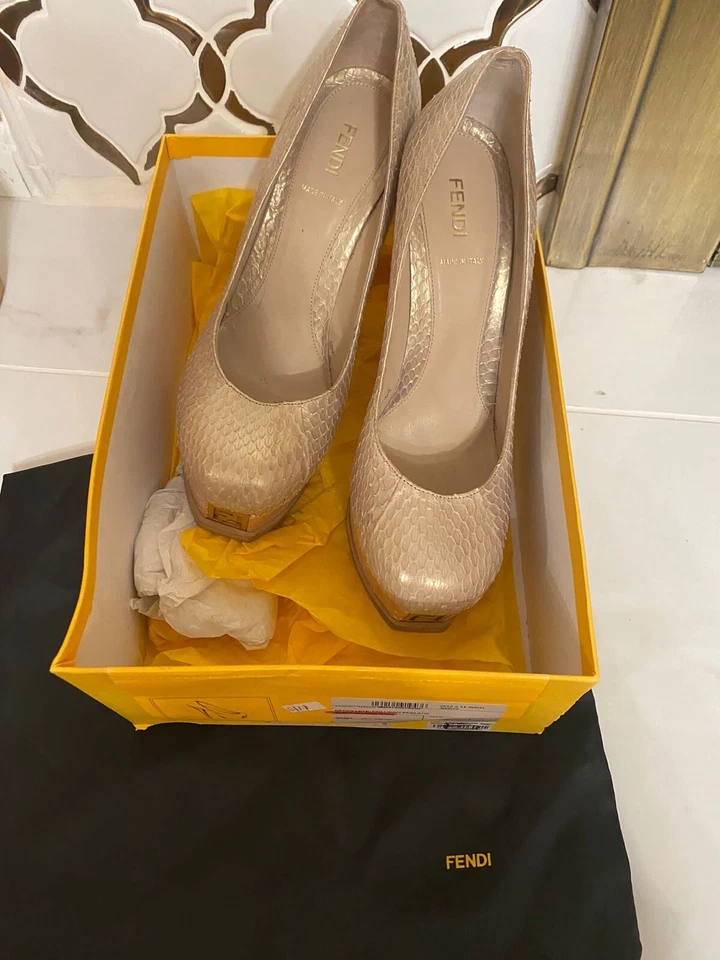 FENDI Beige Python Platform Gold Textured Snakeskin Heels Size 40 - Imagem 4 de 4