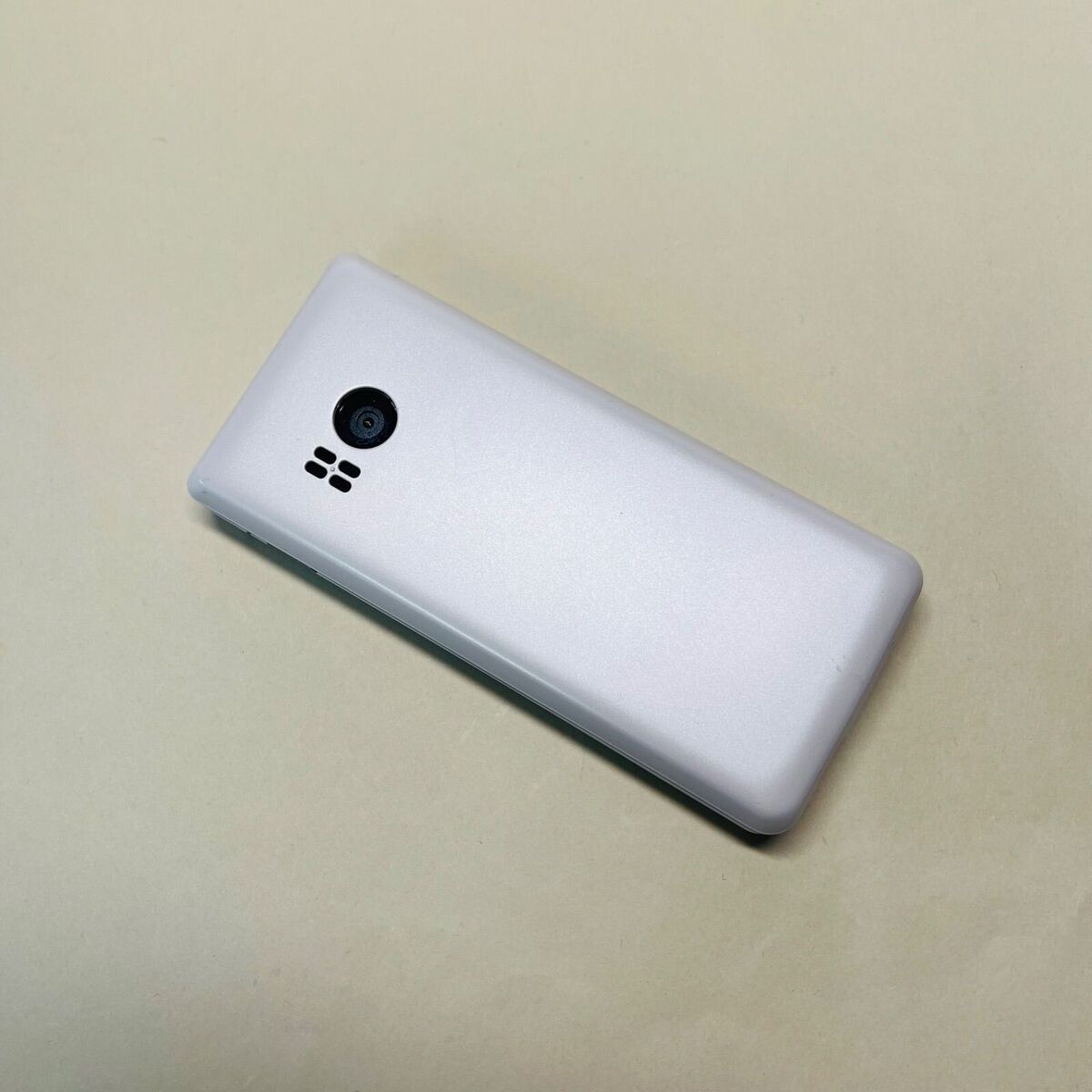 SHARP AQUOS Keitai 4 A205SH A206SH Android Flip Phone White SHARP AQUOS Keitai 4 A205SH A206SH Android Flip Phone White