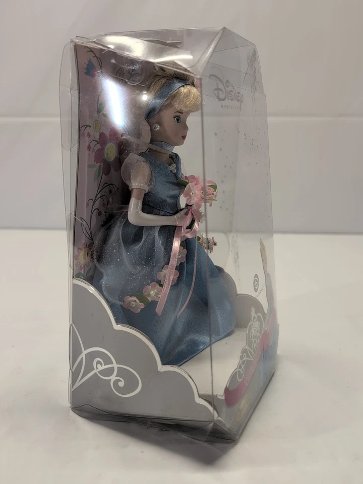MUÑECA DE PORCELANA PRINCESA CENICIENTA DISNEY HECHA POR BRASSKEY 2006 Foto 2 de 4