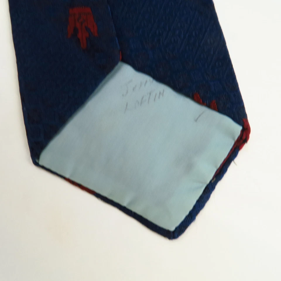 Corbata de Colección Wembley Para Hombres Clip en el Cuello Azul Marino Texturizado Rojo Patrón 18x3.75 Foto 4 de 4