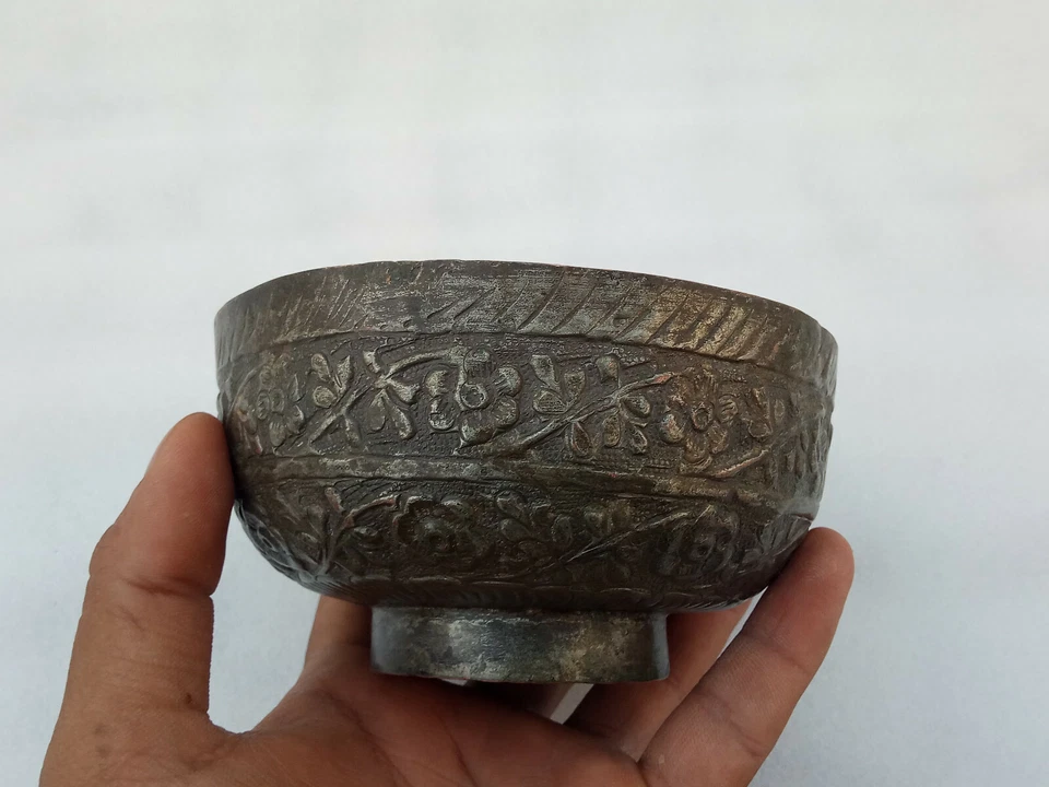 Antiguo cuenco de cobre diseño floral cuenco tribal antiguo en relieve taza de verduras Foto 3 de 4