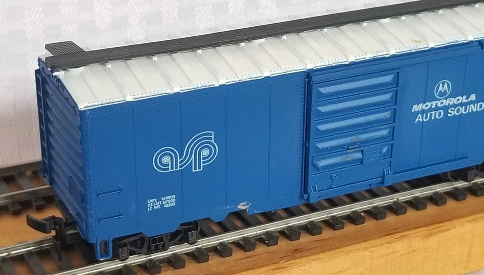 AHM HO Scale 40' Steel Boxcar "MOTOROLA AUTO SOUND PRODUCTS" - Image 4 of 4