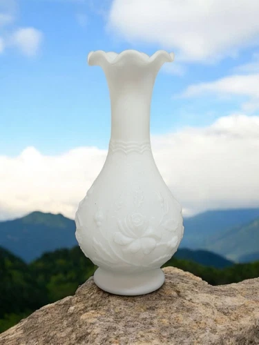 Vintage Imperial Glass Ruffle Rim White Milk Glass Bud Vase – Elegant Design