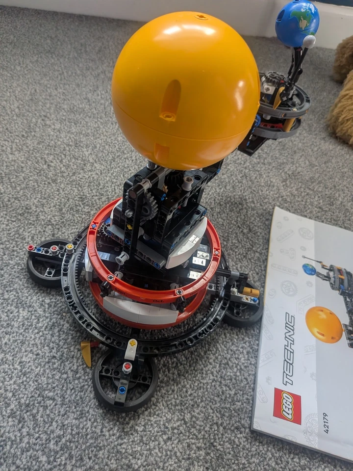 LEGO Technic 42179 Planet Earth and Moon in Orbit, photo 3 of 4