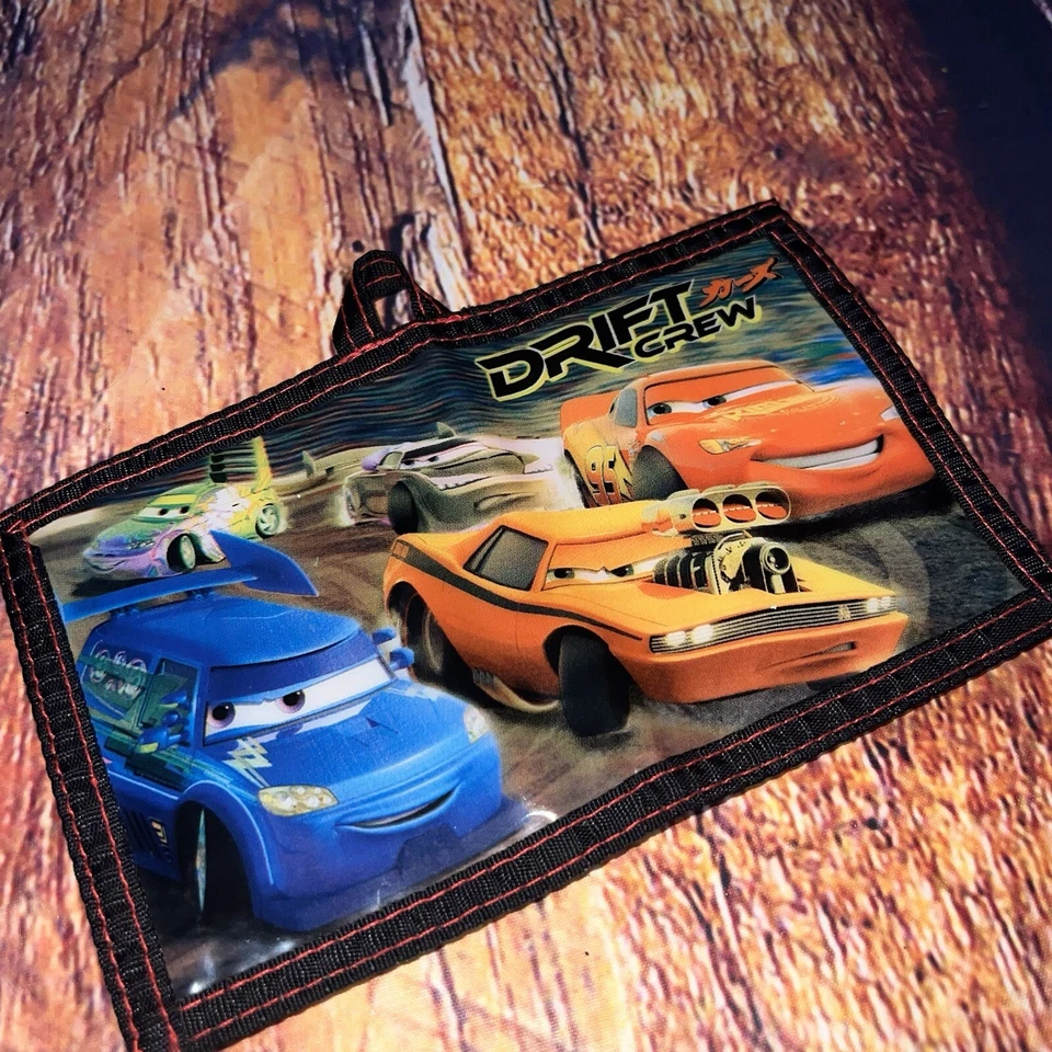 Cartera para niños Disney Pixar Cars Lightning McQueen roja doble pliegue material sobrealimentado Foto 3 de 4
