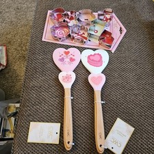 New 8 Pc Tin Cookie Cutter Set &( 2) 2pc New Spatula Sets Wood Handles