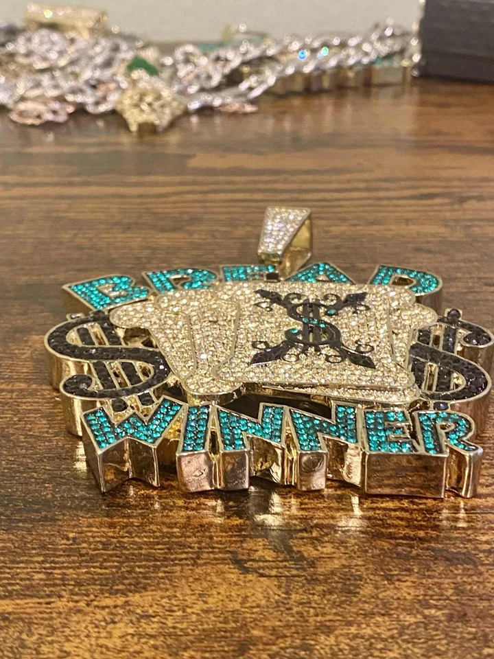 ENORME 14k Tono Oro Circonita Helada Dinero en Dinero Jefe Pan Ganador Colgante Joyería Foto 4 de 4