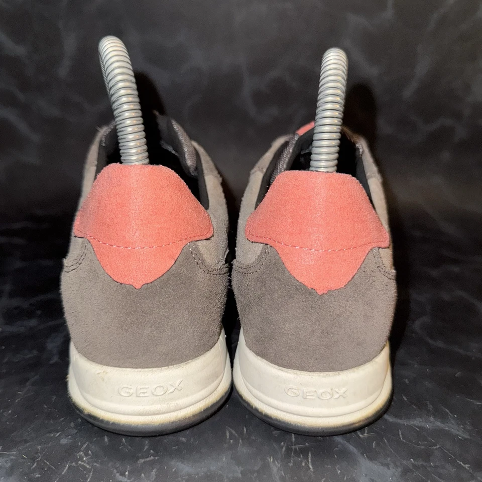 Tenis deportivos cómodos de gamuza gris y rosa Geox para mujer sin ataduras talla 6 Foto 3 de 4