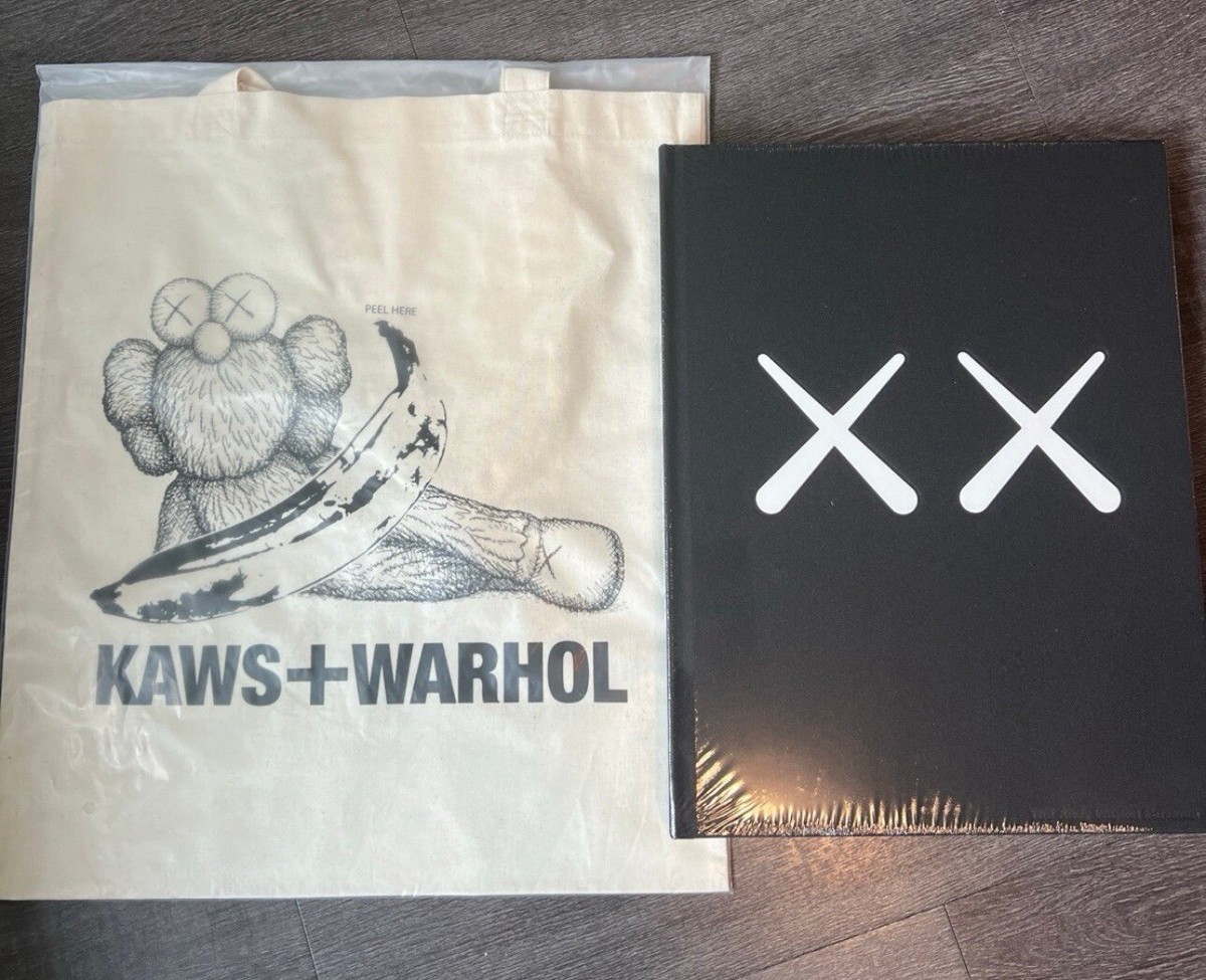 UNIQLO • KAWS ARTBOOK with TOTE BAG s-l400.jpg