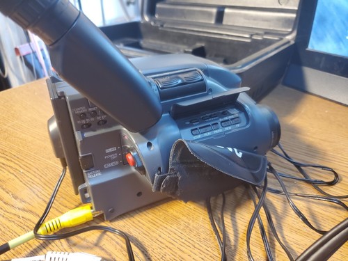 JVC GR-AX30 VHS-C Camcorder Kit - Picture 5 of 11