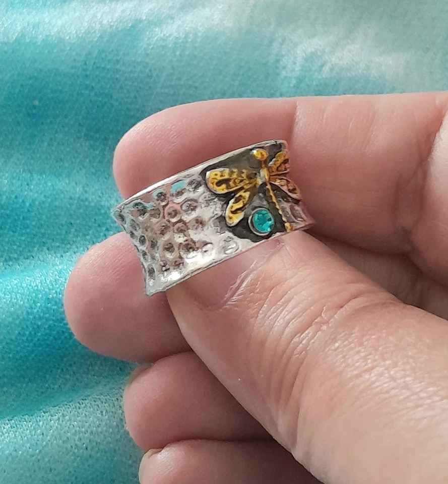 ANELLO FASCIA CON ACQUAMARINA IN ARGENTO MARTELLATO E LIBELLULA PLACCATA ORO 23K - Immagine 3 di 4