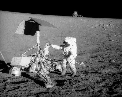 APOLLO 12 CHARLES 'PETE' CONRAD WITH SURVEYOR PHOTOGRAPH PHOTO PRINT