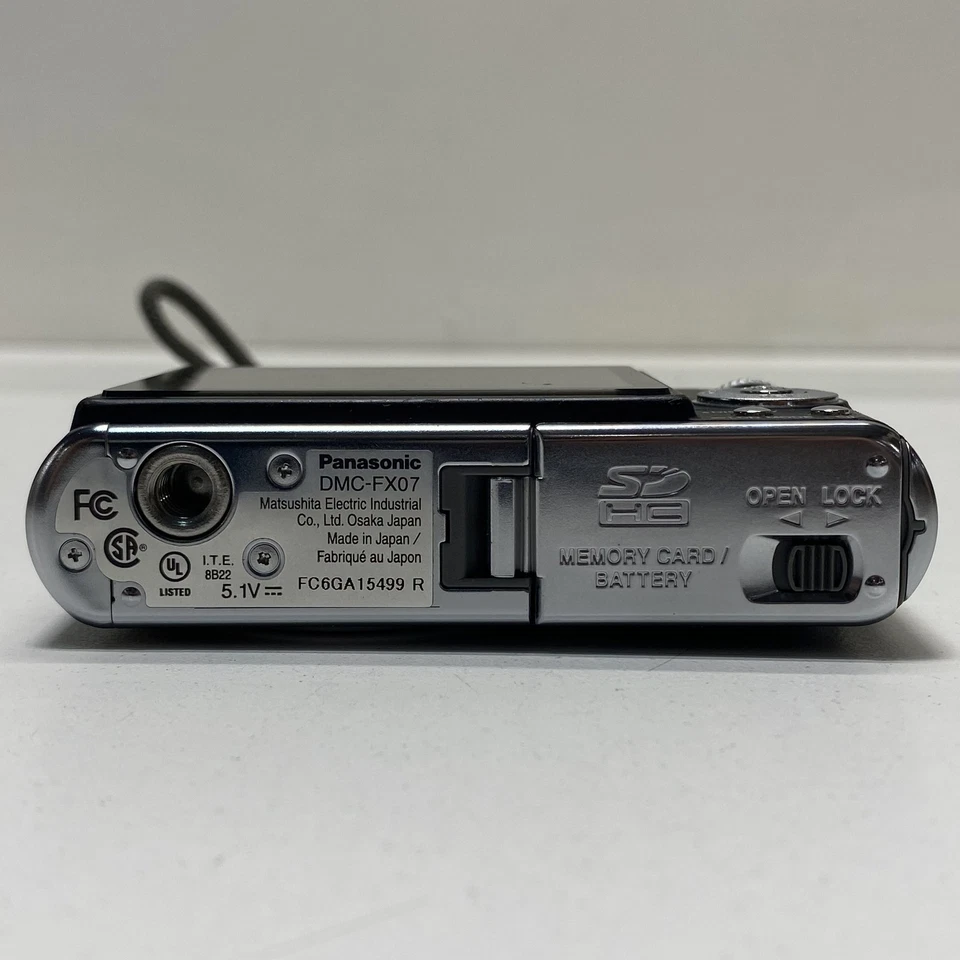 Panasonic LUMIX DMC-FX07 7.2MP Compact Digital Camera - Image 4 of 4