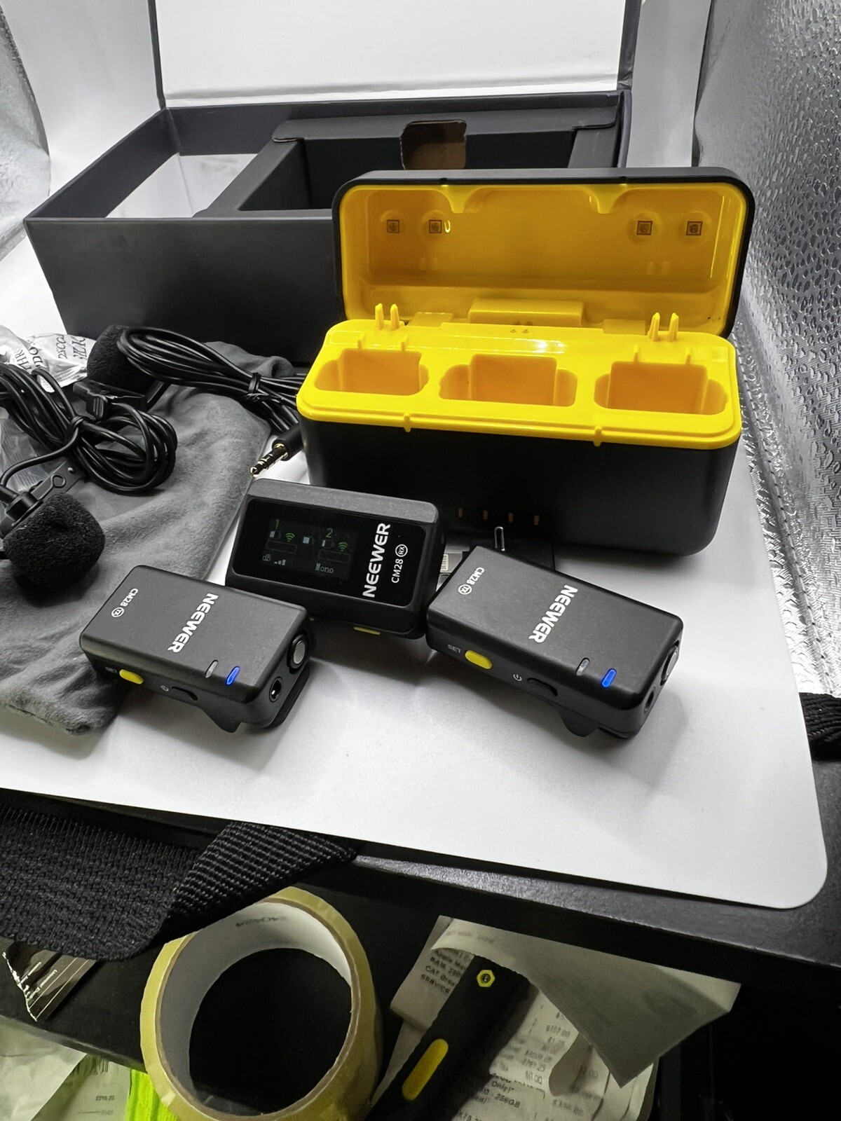 Neewer CM28 Professional Wireless Lavalier Microphone with Charging Case