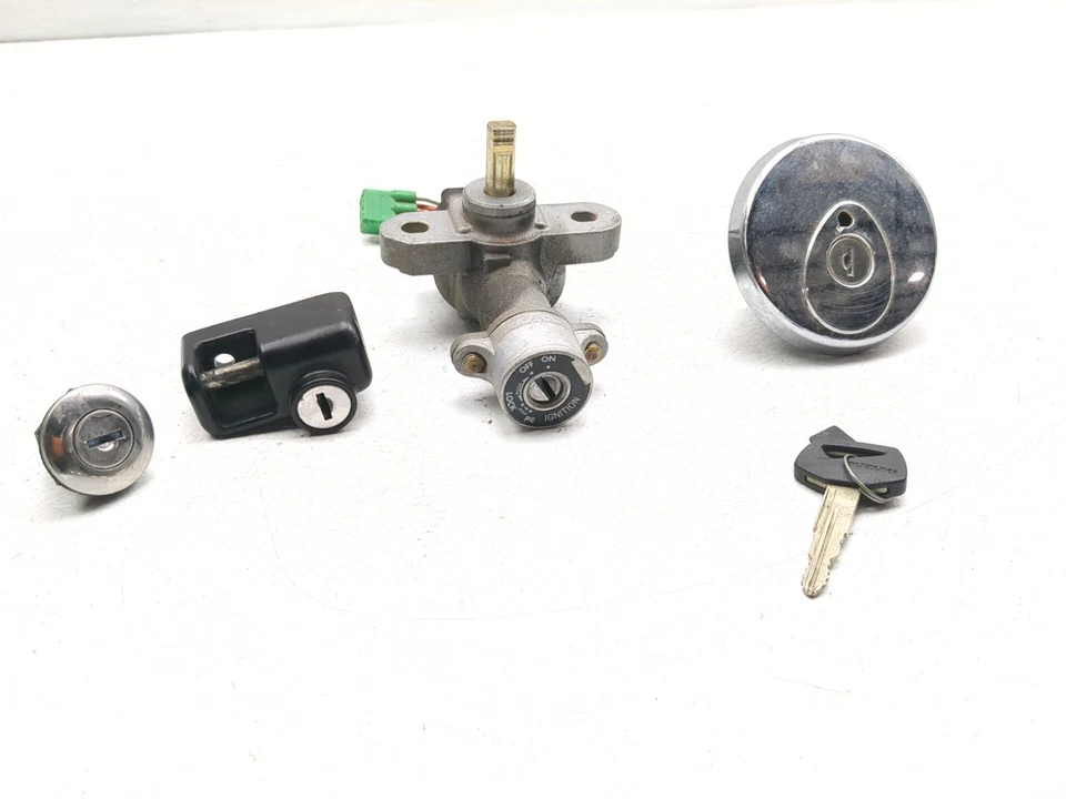 01-04 铃木 VL800 入侵者 Volusia 锁套装点火开关帽和钥匙套装 — 第 2/4 张图片